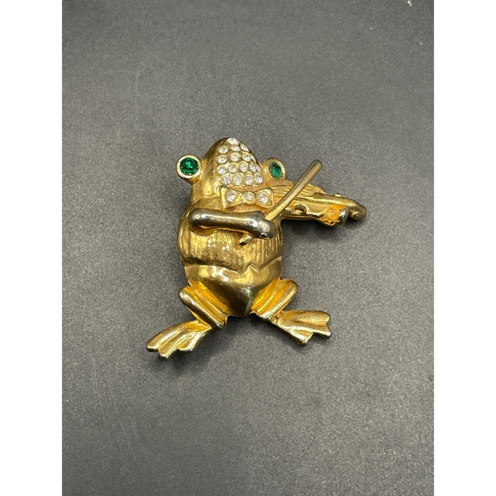 Vintage Gold Tone Frog Playing Violin Brooch Green Rhinestone Eyes Musical Pin